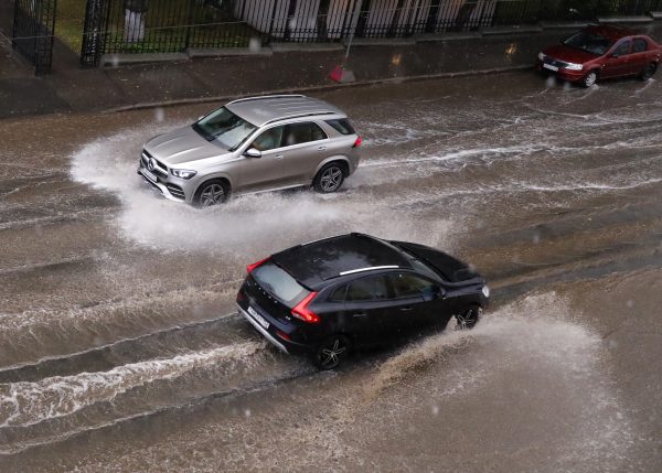 Водителям напомнили о штрафах за намеренный проезд по луже возле пешехода